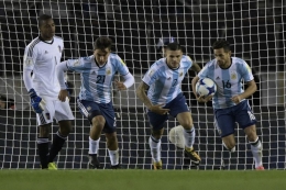 Paulo Dybala (kedua dari kiri) tetap dipanggil Timnas Argentina walau cedera. foto: afp/juan mabromata dipublikasikan kompas.com