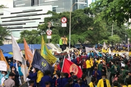 Sejumlah Mahasiswa yang tergabung dalam Aliansi Badan Eksekutif Mahasiswa Seluruh Indonesia (BEM SI) menggelar aksi demonstasi di area Gedung Merah Putih Komisi Pemberantasan Korupsi (KPK), Senin (27/9/2021) siang.(KOMPAS.com / IRFAN KAMIL)