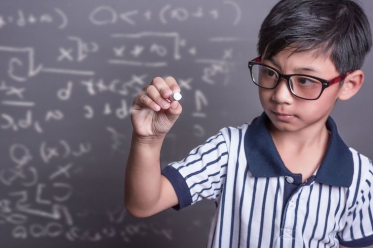 Ilustrasi anak sedang mengerjakan soal matematika. Sumber: Shutterstock via Kompas.com