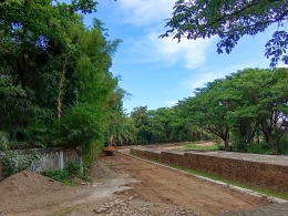 Pembangunan pedestrian di Zona Inti kawasan Benteng Somba Opu, selokannya akan menjadi bak penampungan air yang merendam bekas dinding Benteng Somba Opu yang telah berusia lebih 3 abad/Ft: Mahaji Noesa