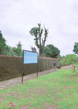 Inilah penampakan sisa dinding benteng di arah barat Kawasan Somba Opu yang sebagian  terlihat masih utuh/Ft: Mahaji Noesa
