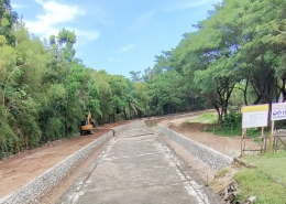 Tampak kanan kiri bekas dinding Benteng Somba Opu dibuatkan selokan mengantarai pembuatan pedestrian yang berpotensi menjadi kolam penampungan air di musim hujan, merendam dan merusak dinding benteng peninggalan Kerajaan Gowa abad XVI/Ft: Mahaji Noesa