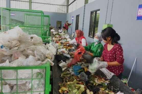 Pusat Daur Ulang (PDU) Sampah di Jambangan, Surabaya; salah satu strategi pengelolaan sampah (foto: suarasurabaya.net/Abidin)