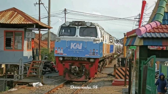Livery spesial HUT KAI ke-76 pada lokomotif CC 206 penarik KA BBM. (Sumber: Instagram/davnarendra_98)