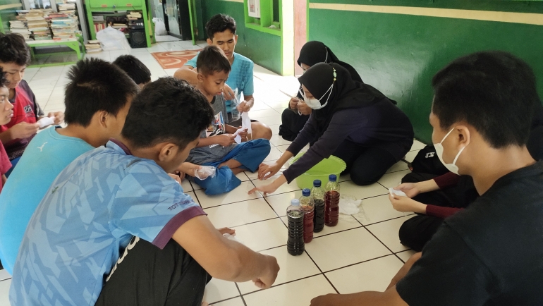 Proses Pembuatan Masker Tie Dye Bersama Anak-anak Pondok Anak Yatim Salman