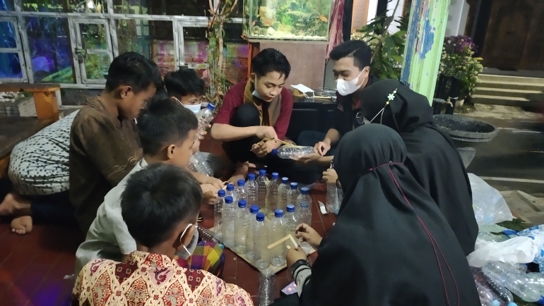 Proses Pembuatan Tempat Sampah dari Botol Bekas Bersama Anak-anak Pondok Anak Yatim Salman