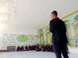 Mahasiswa PMM Edukasi Tanaman Hidroponik Sayuran di Yayasan Al-Hikmah Bangil Pasuruan