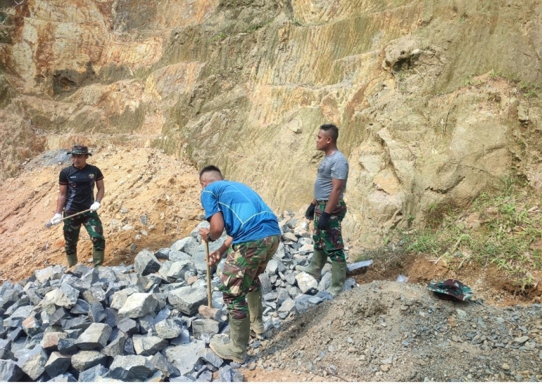 Prajurit TNI Satgas TMMD dari Yonkav-4 sedang mecah batu, untuk pengerasan jalan (dokpri)