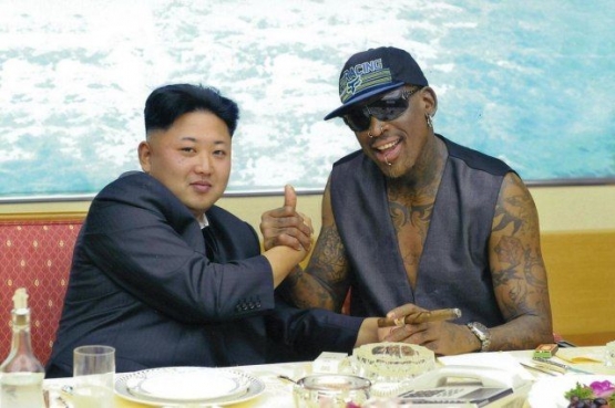 Pemimpin Korea Utara Kim Jong-Un dan mantan bintang NBA Dennis Rodman(RODONG SINMUN/EPA) 