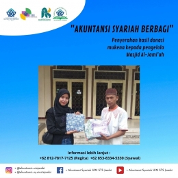 Pudji Lestari (Ketua HMP Akuntansi Syariah UIN Jambi) Memberikan Donasi Mukena yang Sudah Terkumpul Kepada Pengurus Masjid