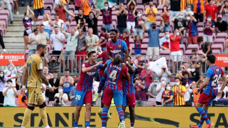Foto: Pemain Barcelona merayakan gol Ansu Fati (Reuters.com)