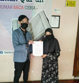 Penyerahan Surat Pernyataan Kerja Sama Kepada Ibu SIti Fitriah (Ketua Yayasan Rumah Baca Ceria)/dokpri 