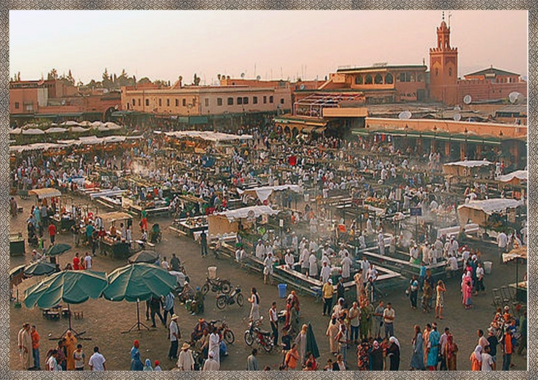 Ruang budaya penduduk lokal dan turis di Djamaa El-Fna, Marrakech, Marocco (Dok.Wikipedia)