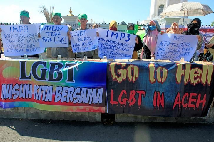Sejumlah demonstran Muslim menggelar unjuk rasa anti-LGBT (Sumber: Antara Foto/Irwansyah Putra)