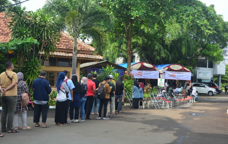 Antrean vaksinasi Covid-19 di Poliklinik UPI Kampus di Serang [Dok: KPM]