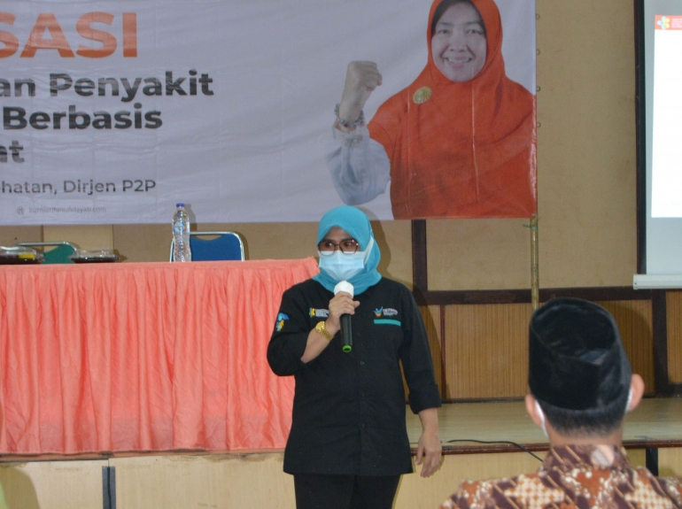 Penyampaian materi sosialisasi GERMAS oleh dr. Irawati, M.Kes. [Dok: KPM]