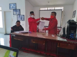 Wabup Rahmang menerima SK Ketua DPC PDI Perjuangan dari Wakil Ketua Bappilu Syamsul Bahri. (Foto: Dok Taufik Tanjung)