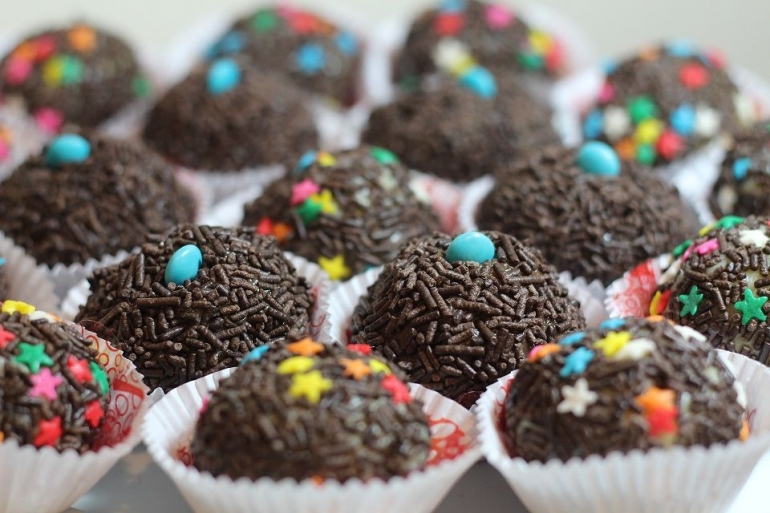 Brigadeiro dengan sprinkles warna-warni-Foto:Pixabay.com/Larissa Kozemekin