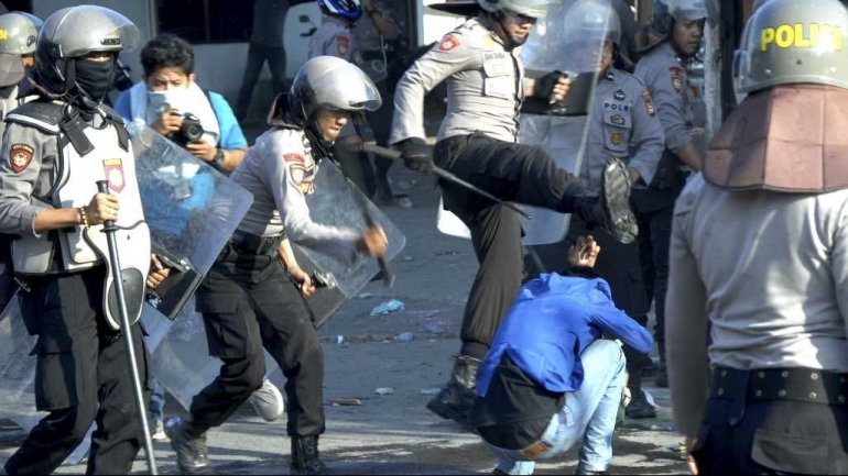 Bentrok mahasiswa dan polisi di Makassar (sumber: Antara/Abriawan Abhe)