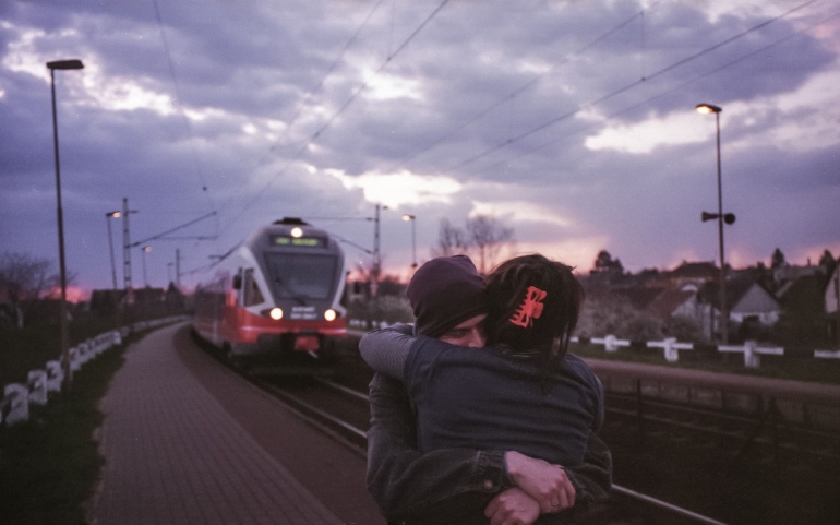 Ilustrasi sepasang kekasih berpelukan berlatar kereta (Foto: Brenkee Via Pixabay)