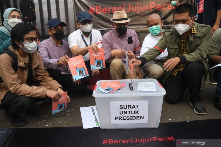 Sejumlah pegawai nonaktif KPK bersama pegiat anti korupsi menunjukkan surat untuk presiden saat mengikuti aksi anti korupsi di Jakarta, Rabu (15/9/2021). (ANTARA FOTO/Akbar Nugroho Gumay/hp.)