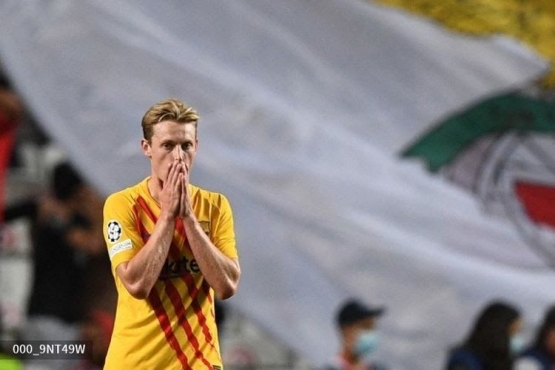 Frenkie De Jong harus berjuang bersama rekan-rekannya sebagai tim tangguh secara kolektif. Sumber: AFP/PATRICIA DE MELO MOREIRA/via Kompas.com