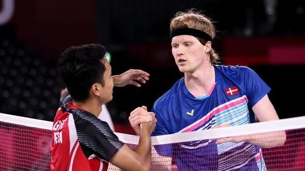 Ginting dan Antonsen tampak bersalaman setelah pertandingan semifinal Olimpiade Tokyo 2020 kemarin (sport.detik.com)