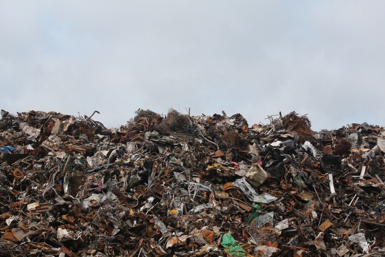 Penumpukan Sampah Yang Sangat Menggunung (credit: pixabay)