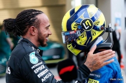 Lando Norris memberi selamat kepada Lewis Hamilton setelah bertarung di Sochi 2021 (grandprix247.com)