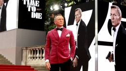 Daniel Craig sebagai James Bond saat gala premiere di Albert Hall London | Foto: gettyimages