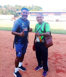 Johni Lumba bersama pelatih sepakbola PON Papua, legenda Persipura, Eduard Ivakdalam di stadion Mandala - Jayapura (foto: JL) 
