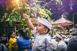 Ilustrasi Anak Kecil di Bali (Photo by Artem Beliaikin from Pexels)