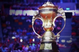 Trofi Piala Sudirman yang diperebutkan pada kejuaraan beregu campuran antar negara, Piala Sudirman 2017, di Gold Coast, Australia, 21-28 Mei.(sumber: DJARUM BADMINTON via kompas.com)