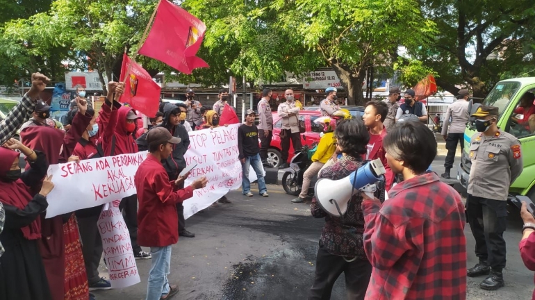 Foto Demonstrasi sejumlah mahasiswa IMM terkait kematian kawan Randi dan kawan Yusuf (Dokumen Pribadi)