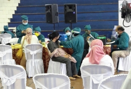 Para Tenaga Kesehatan melayani vaksin massal yang diadakan oleh Pengurus Partai di daerah | Dok. Pri. Siska Artati