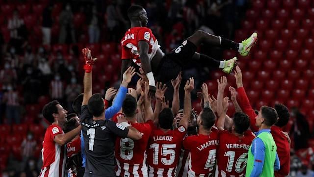 Pemain Athletic Bilbao merayakan kemenangan atas Deportivo Alaves. (via au.sports.yahoo.com)
