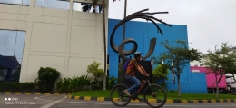 Berbatik bersepeda ke tempat kerja (foto Ferry Gores.com)