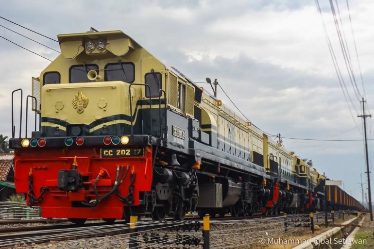3 lokomotif CC 202 livery PJKA yang sedang melakukan uji coba. (Sumber: Twitter/Muhammad Iqbal Setiawan)