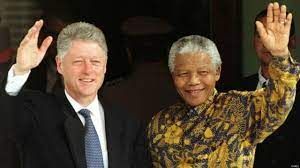 Nelson Mandela Pakai Batik | Photo by BBC