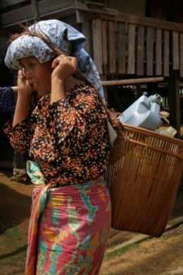 Memakai Batik Jambi, seorang perempuan pergi bertani membawa Keranjang Ambung. (Foto: FB Anak Melayu Jambi)