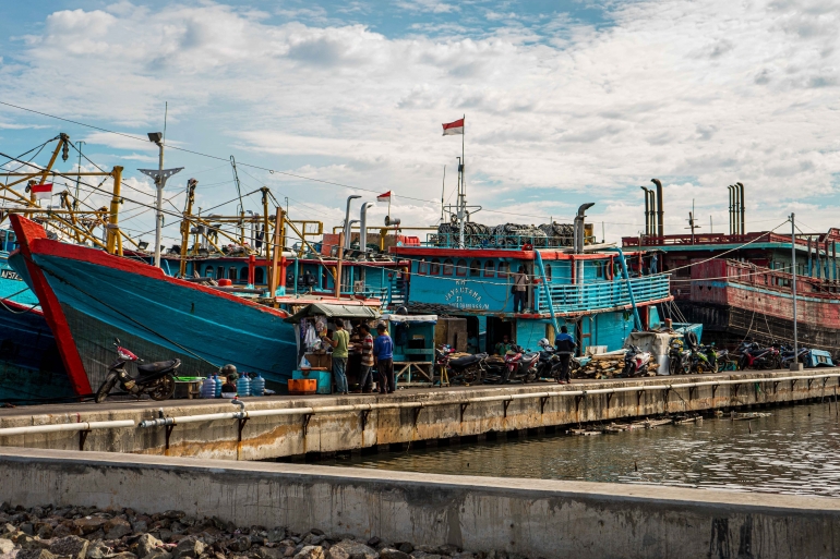 Kapal Ikan di laut Jakarta Photo by Tim Shepherd on Unsplash   