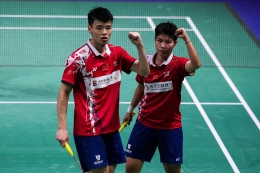Ganda campuran Wang Yilyu (kiri) dan Huang Dongping usai meraih kemenangan yang membawa China ke final Piala Sudirman 2021. /CFP 
