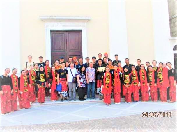 ket.foto: di Italia bersama Mahasiswa ,juga pakai Batik/dokumentasi pribadi