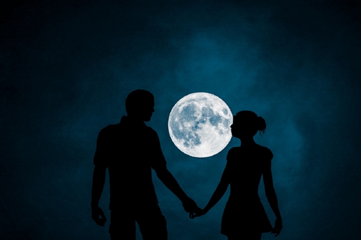 Ilustrasi pasangan yang bergandengan tangan di malam bulan purnama. Sumber: Mohamed Hassan/Pxhere.com