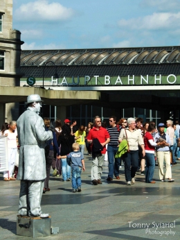 Silverman di depan stasiun kereta Cologne- Jerman. Sumber: dokumentasi pribadi
