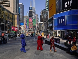Pengamen berkostum di Times Square- New York. Sumber: Seth Wenig /AP/ www.wsj.com