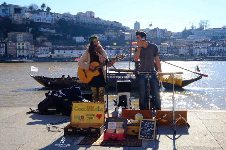 Pengamen jalanan di kota Porto yang sedang merintis karir menjadi pemusik profesional. Sumber: dokumentasi pribadi