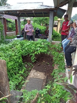 Ilustrasi Tim Arkeolog Balar Sulut saat meneliti makam kuno penginjil di Minahasa Selatan. Sumber: Tim Riset Balar Sulut