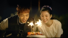 Meniup lilin pada kue ulang tahun (sumber:soompi.com)