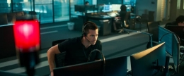 Joe seorang polisi yang dimutasi sebagai operator 911 | sumber gambar Netflix dalam IMDb